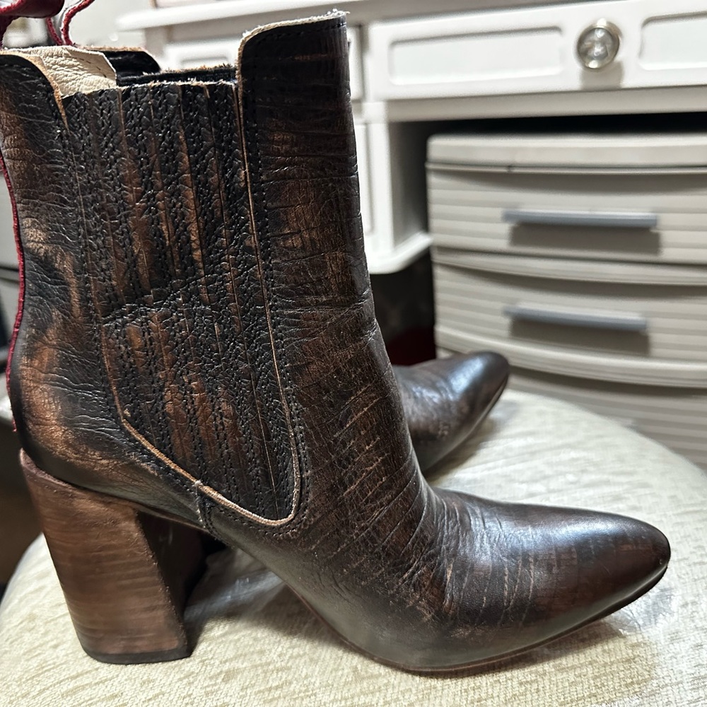 Janelle size 9. Worn only a few times. Brown leather distressed.